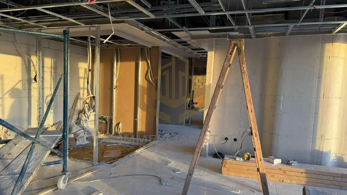 Commercial Property Available with 190 Square Meters in State 8