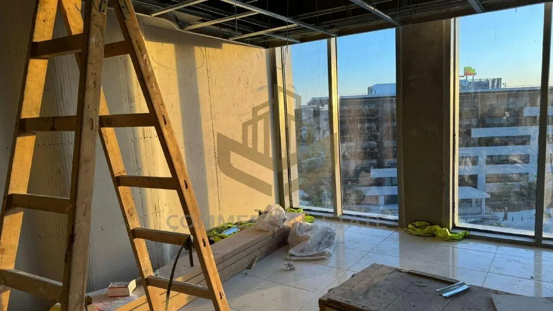 Commercial Property Available with 190 Square Meters in State 8
