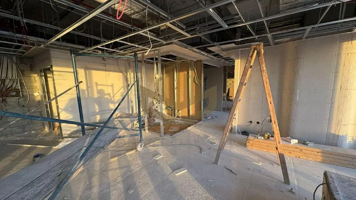 Commercial Property Available with 190 Square Meters in State 8