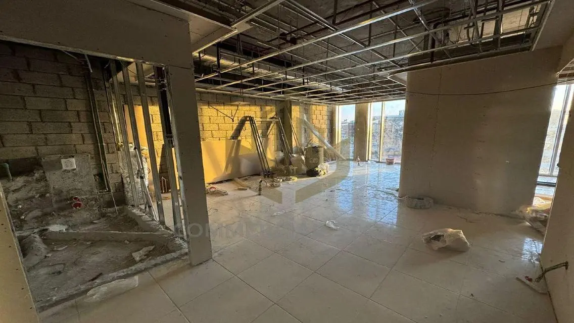 Commercial Property Available with 190 Square Meters in State 8