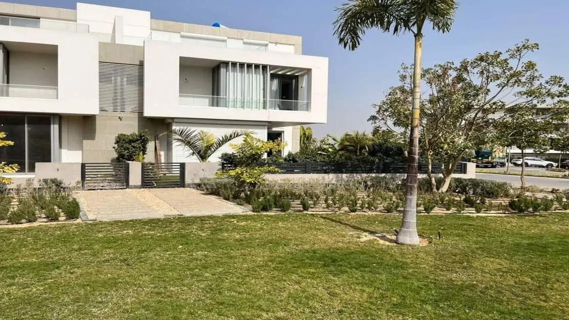 Stunning Villa with Private Garden in a Prime Location
