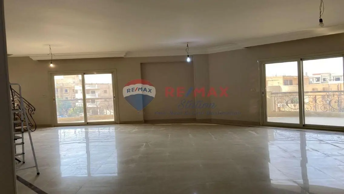شقة فاخرة 305 متر مع شرفة