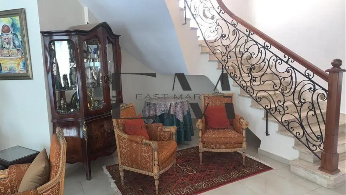 Stunning Home with Private Garden and Pool