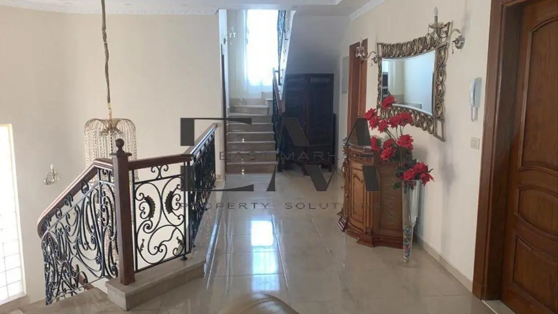 Stunning Home with Private Garden and Pool