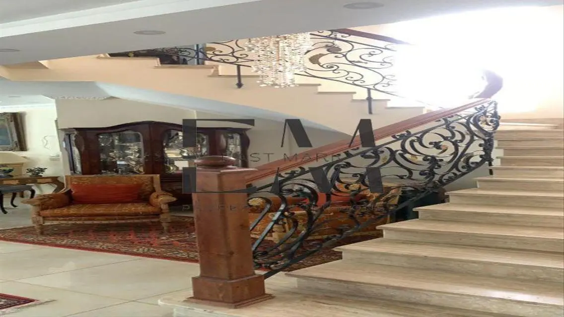 Stunning Home with Private Garden and Pool