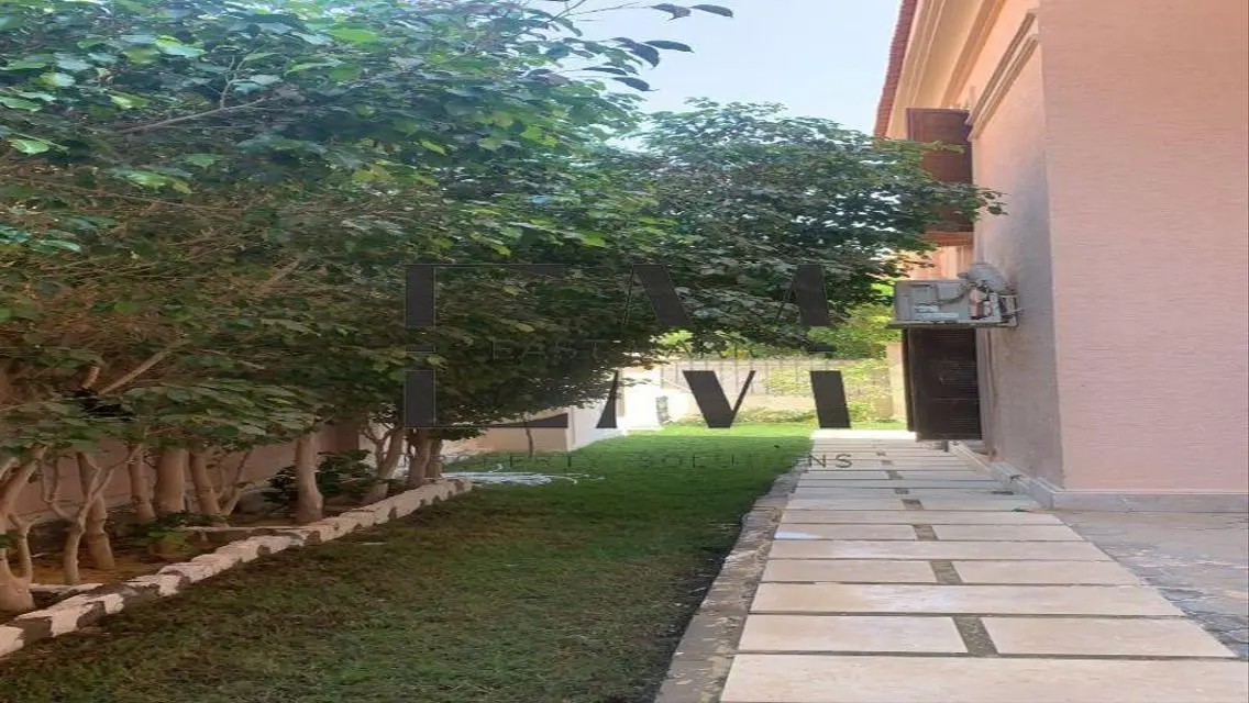Stunning Home with Private Garden and Pool