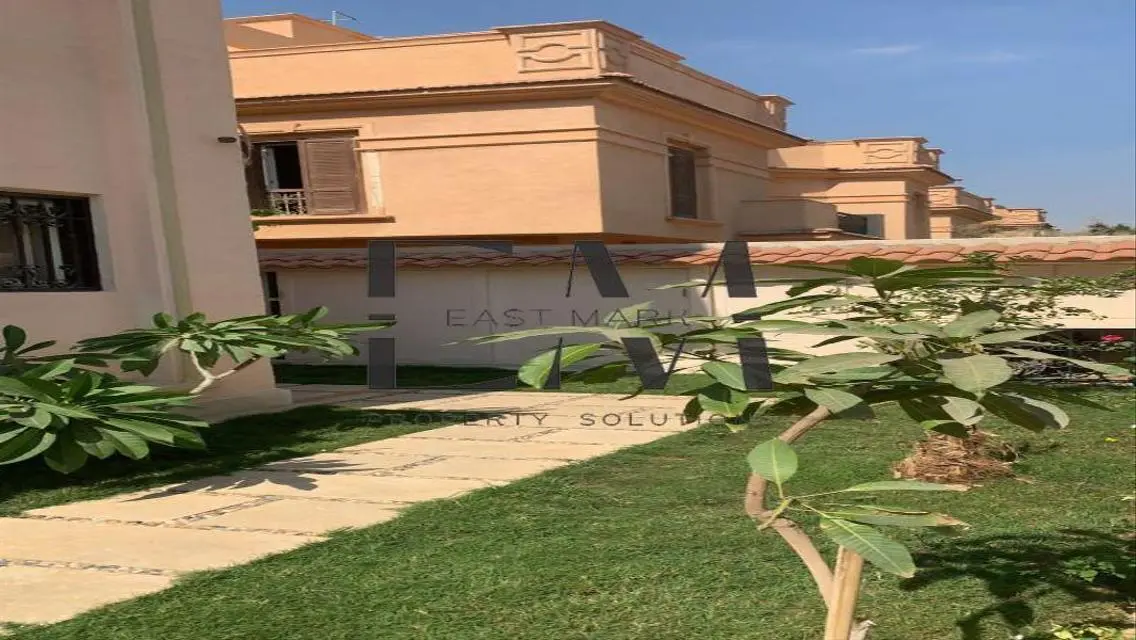 Stunning Home with Private Garden and Pool