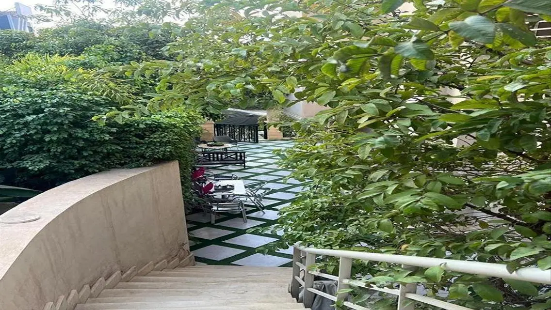 فيلا فاخرة للبيع بمساحة واسعة مع إطلالة على البحيرات
