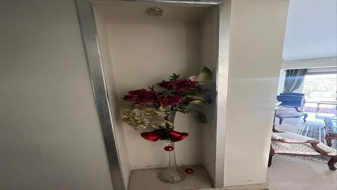 فيلا فاخرة للبيع بمساحة واسعة مع إطلالة على البحيرات