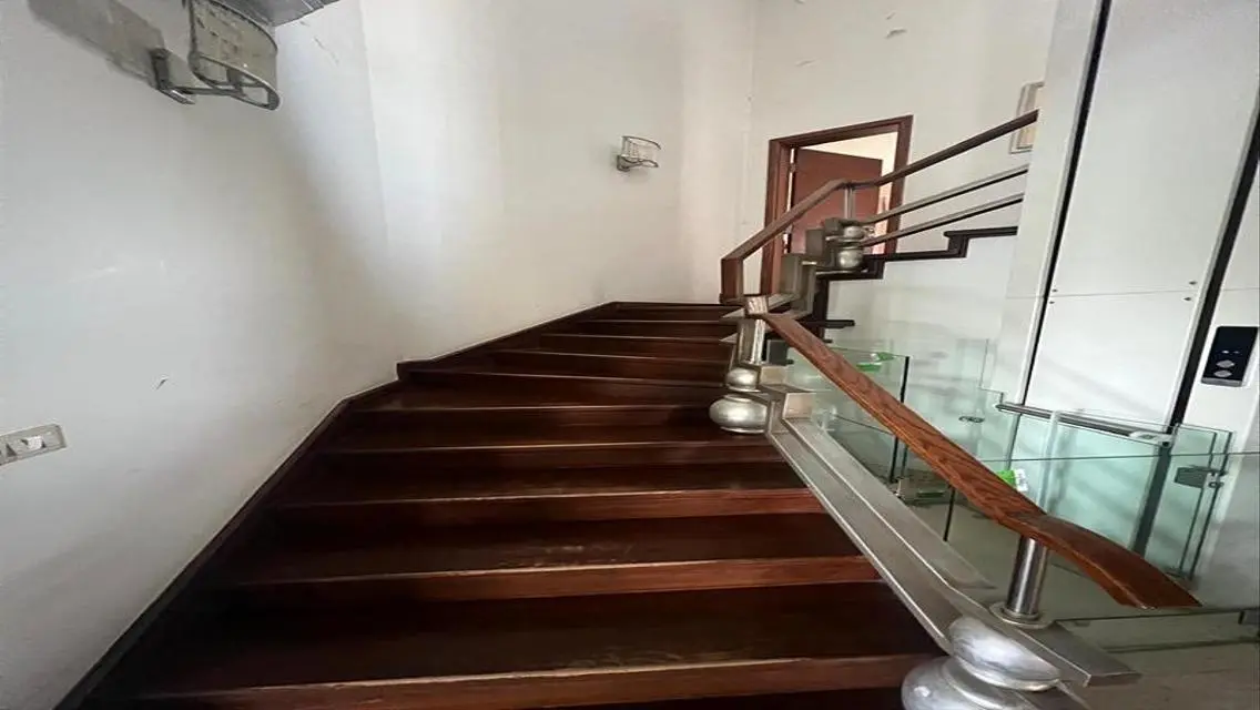 فيلا فاخرة للبيع بمساحة واسعة مع إطلالة على البحيرات