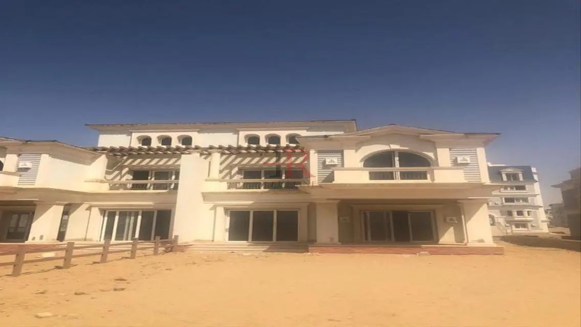 فيلا فاخرة للبيع بمساحة واسعة في منطقة هادئة