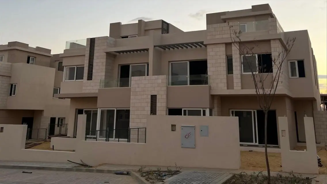 فيلا فاخرة مع حديقة خاصة ومسبح
