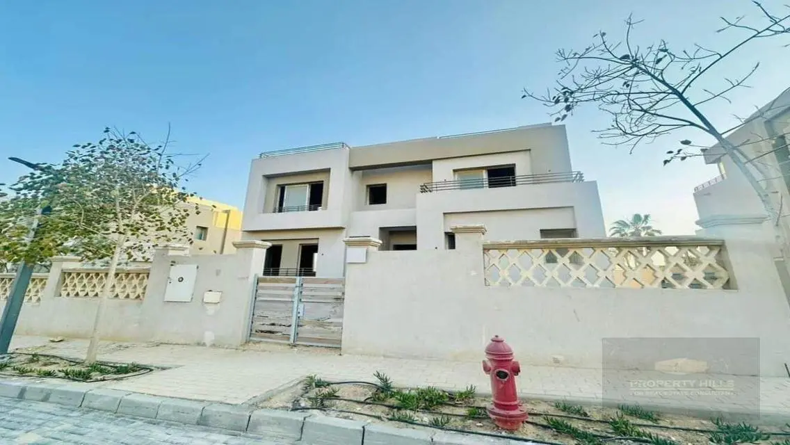 فيلا فاخرة للبيع في موقع مميز مع مرافق فاخرة
