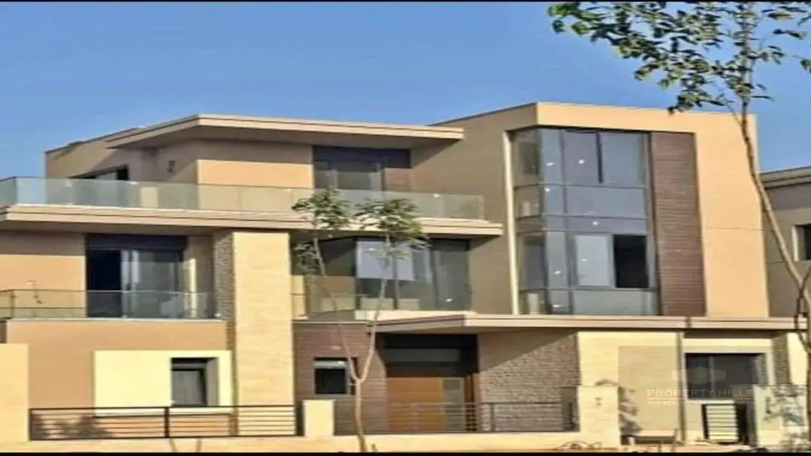 فيلا فاخرة للبيع في موقع مميز مع مرافق فاخرة