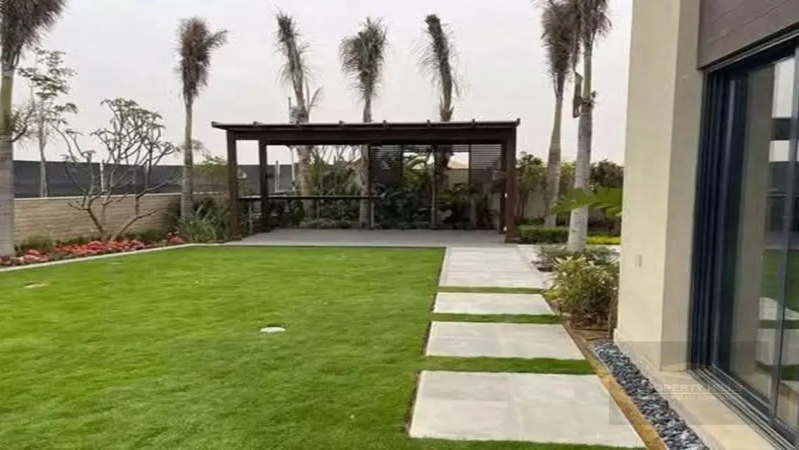 شقة فاخرة بمساحة واسعة مع حديقة خاصة