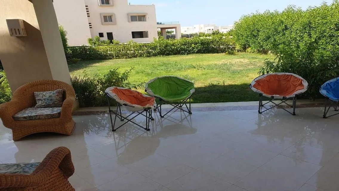 قصر فخم مع مسبح خاص وحديقة