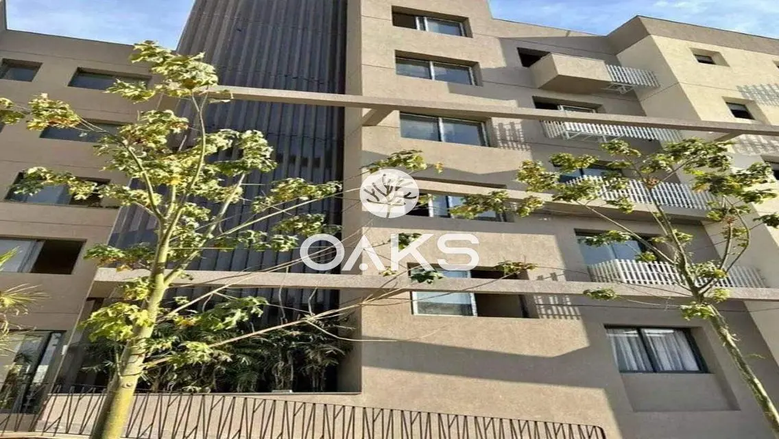 فيلا فاخرة للبيع مع حديقة خاصة ومسبح