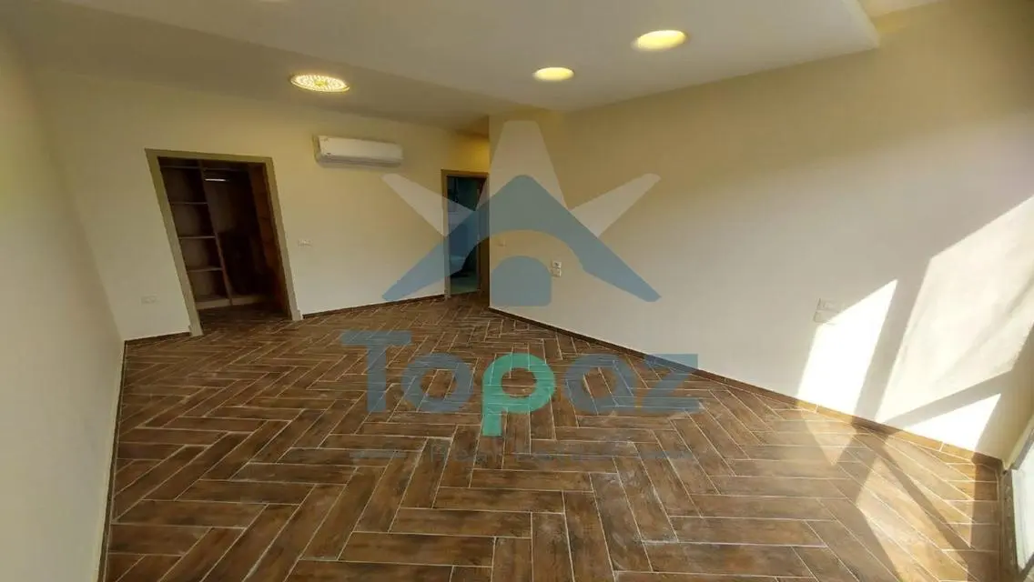 فيلا فاخرة للبيع بتصميم عصري وحديقة خاصة