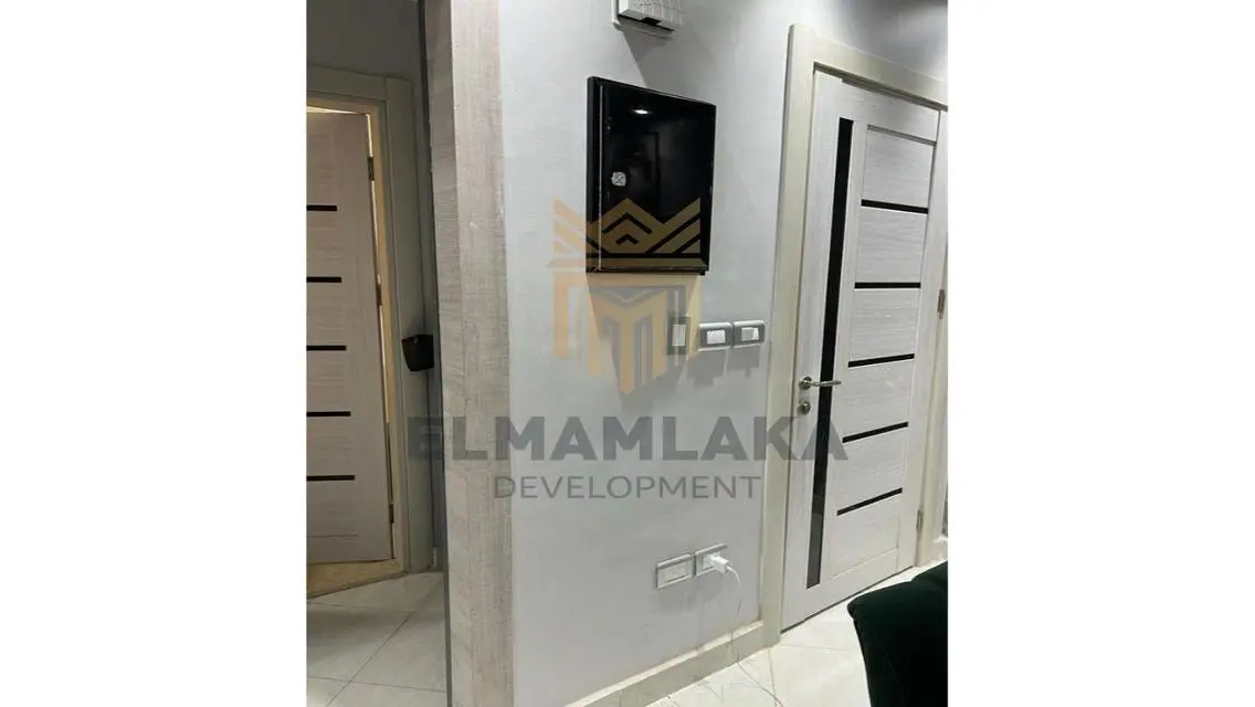 شقة فاخرة في موقع مميز مع شرفة رائعة