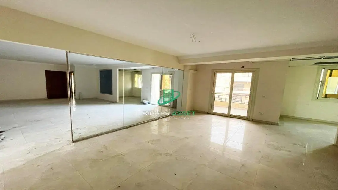 شقة مميزة بمساحة 375 متر مع موقف مغطى