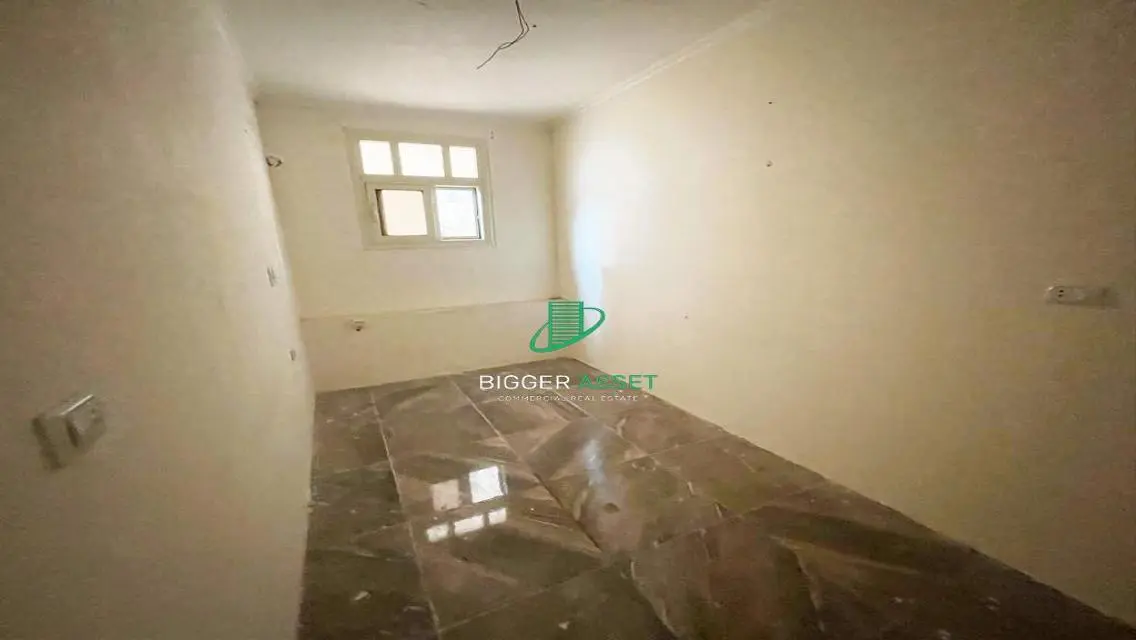 شقة مميزة بمساحة 375 متر مع موقف مغطى