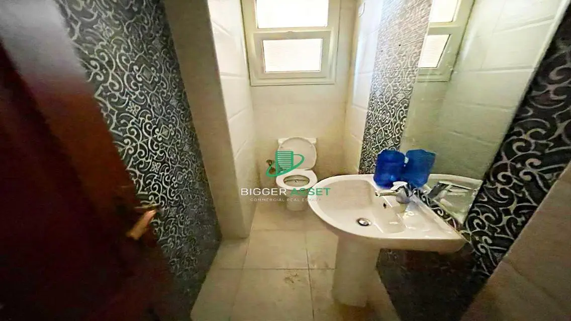 شقة مميزة بمساحة 375 متر مع موقف مغطى