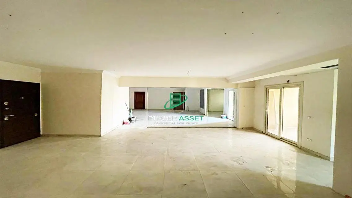 شقة مميزة بمساحة 375 متر مع موقف مغطى