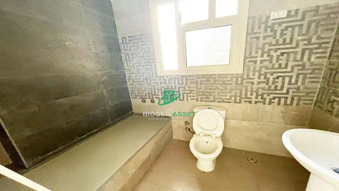 شقة مميزة بمساحة 375 متر مع موقف مغطى