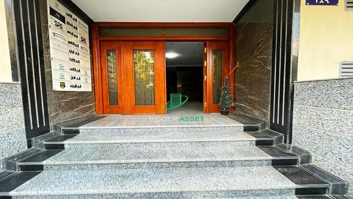 شقة مميزة بمساحة 375 متر مع موقف مغطى