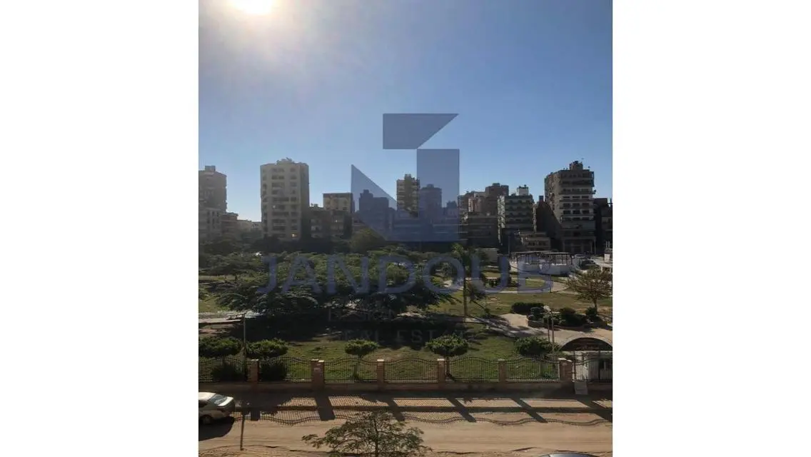 شقة مميزة مع شرفة وحارس أمن