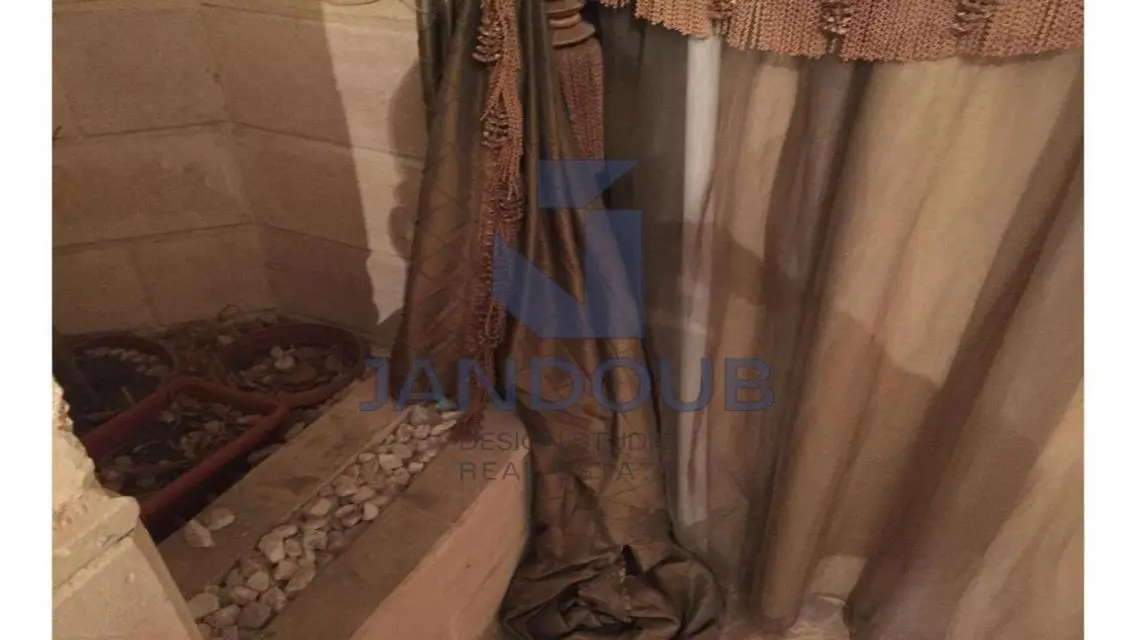 شقة مميزة مع شرفة وحارس أمن