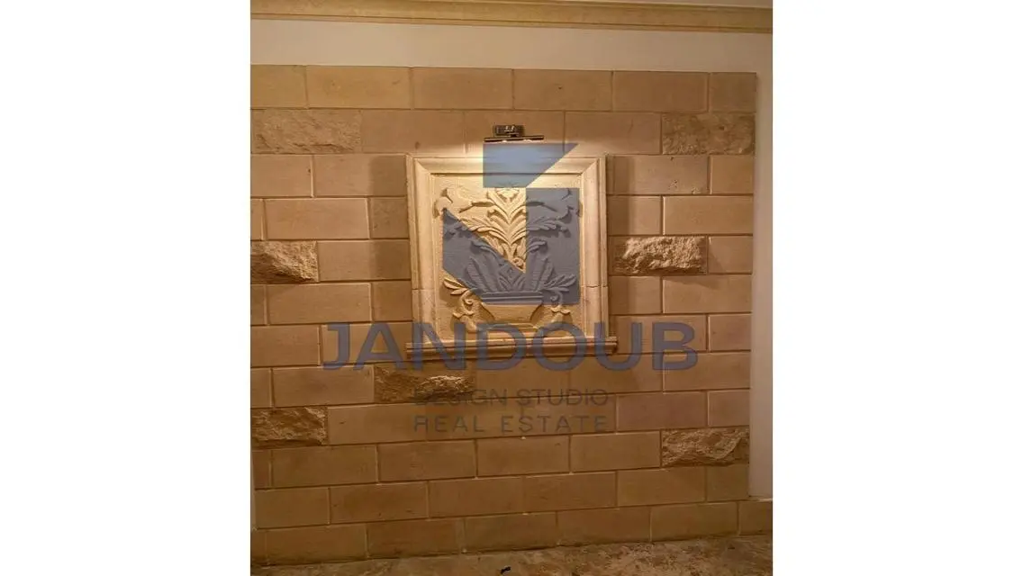 شقة مميزة مع شرفة وحارس أمن