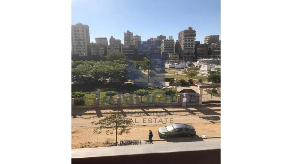 شقة مميزة مع شرفة وحارس أمن