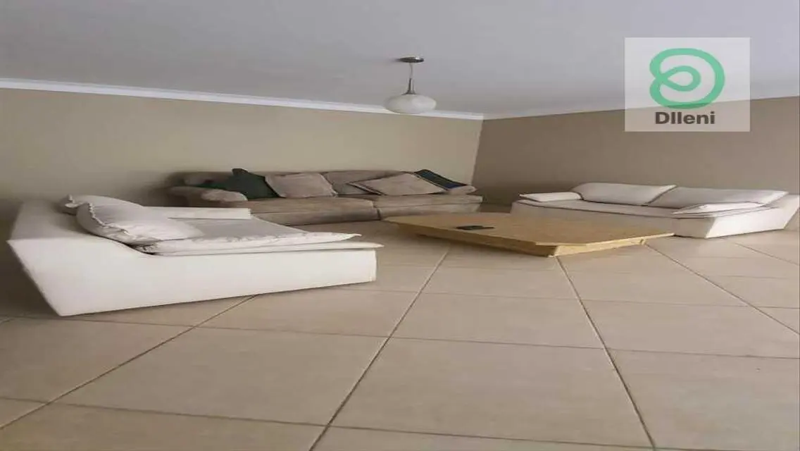 منزل فاخر بمساحات واسعة مع حديقة خاصة ومسبح