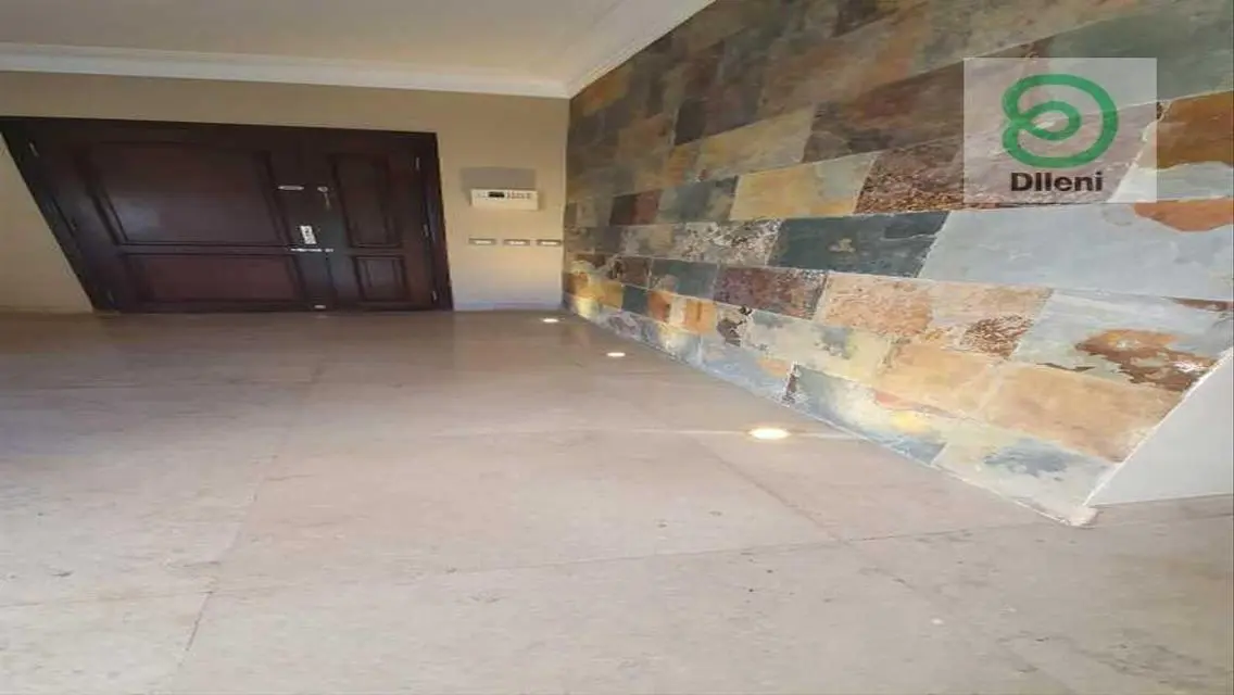 منزل فاخر بمساحات واسعة مع حديقة خاصة ومسبح