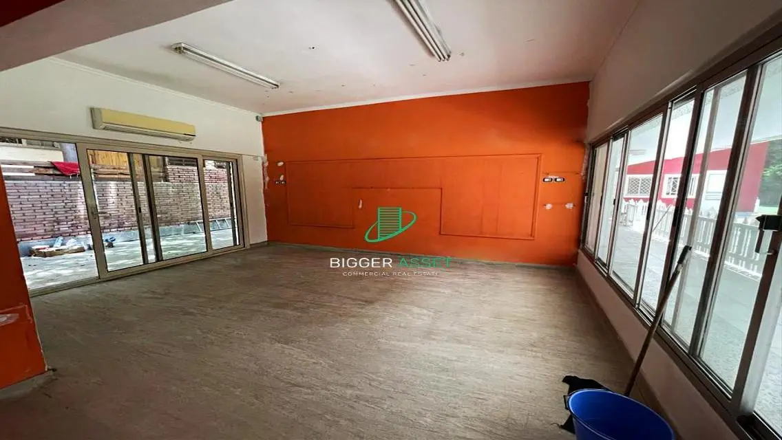 Investment Opportunity in a Stunning 700 Meter Property