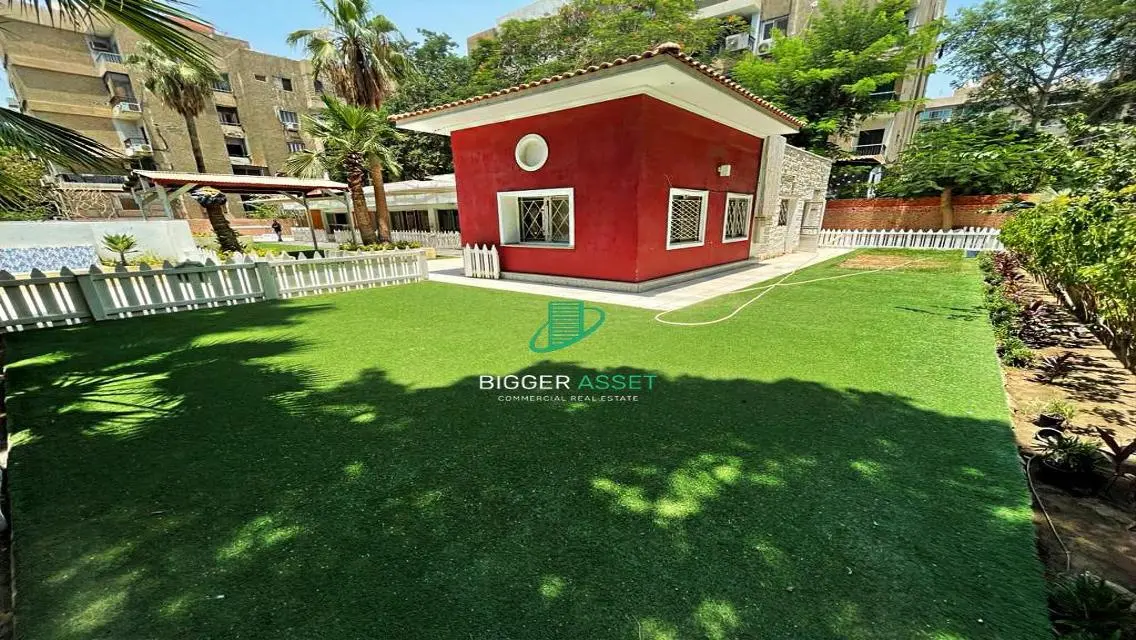 Investment Opportunity in a Stunning 700 Meter Property