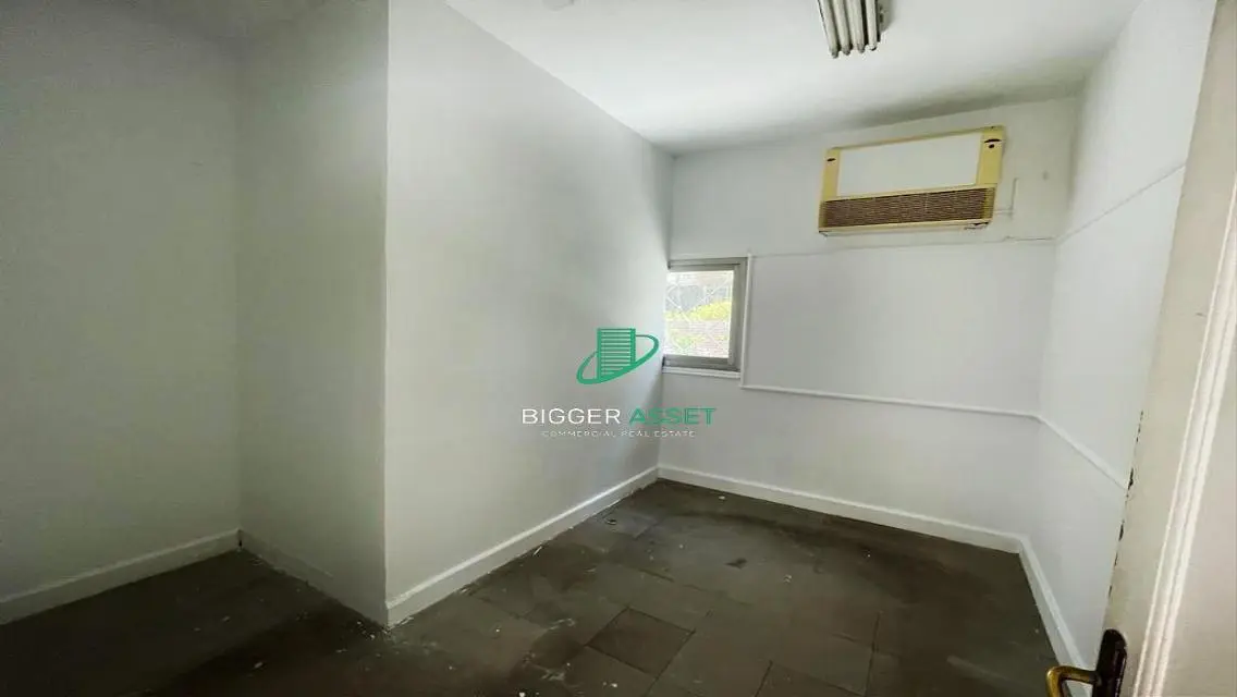 Investment Opportunity in a Stunning 700 Meter Property