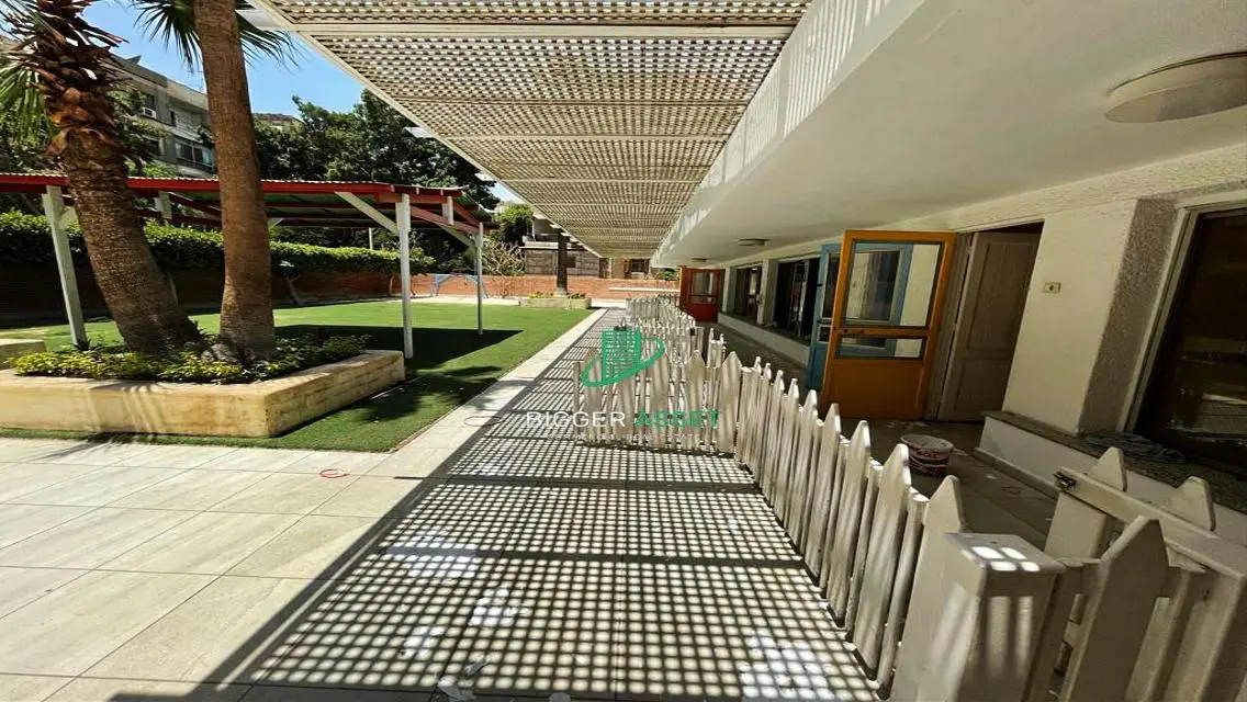 Investment Opportunity in a Stunning 700 Meter Property