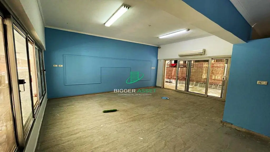 Investment Opportunity in a Stunning 700 Meter Property