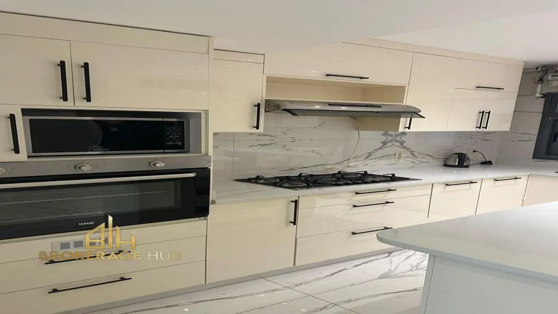 Luxury 3-Bedroom Apartment with Stunning Views