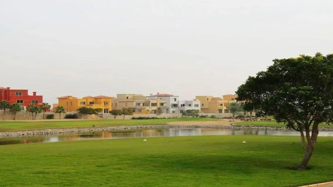 فيلا فاخرة للبيع overlooking بحيرات مدهشة