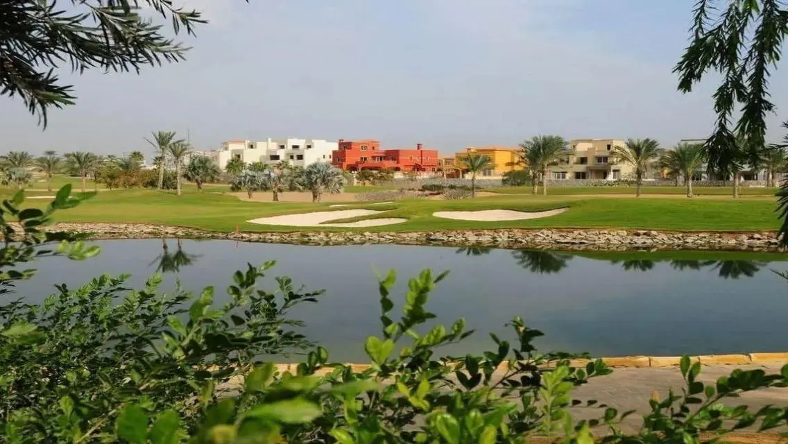 فيلا فاخرة للبيع overlooking بحيرات مدهشة