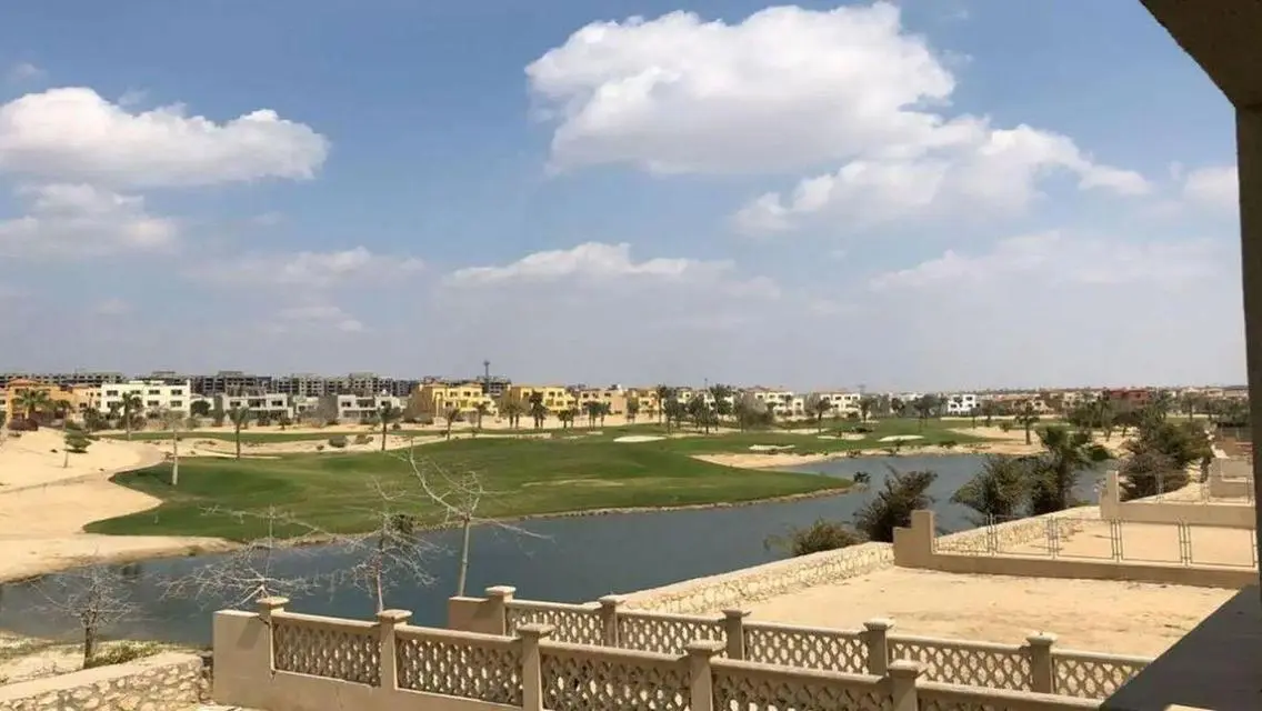 فيلا فاخرة للبيع overlooking بحيرات مدهشة