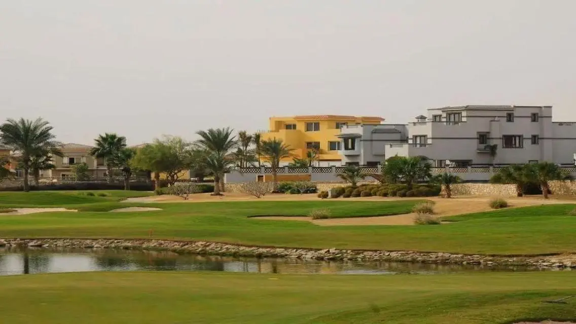 فيلا فاخرة للبيع overlooking بحيرات مدهشة