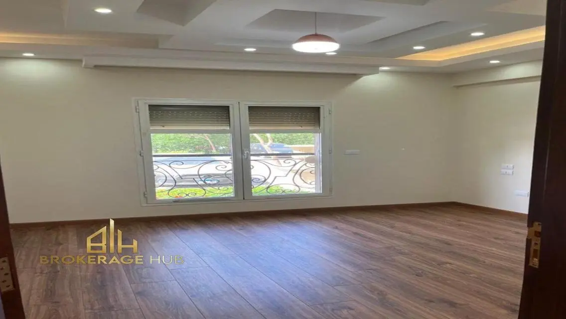 Luxury Apartment with Stunning Lake View