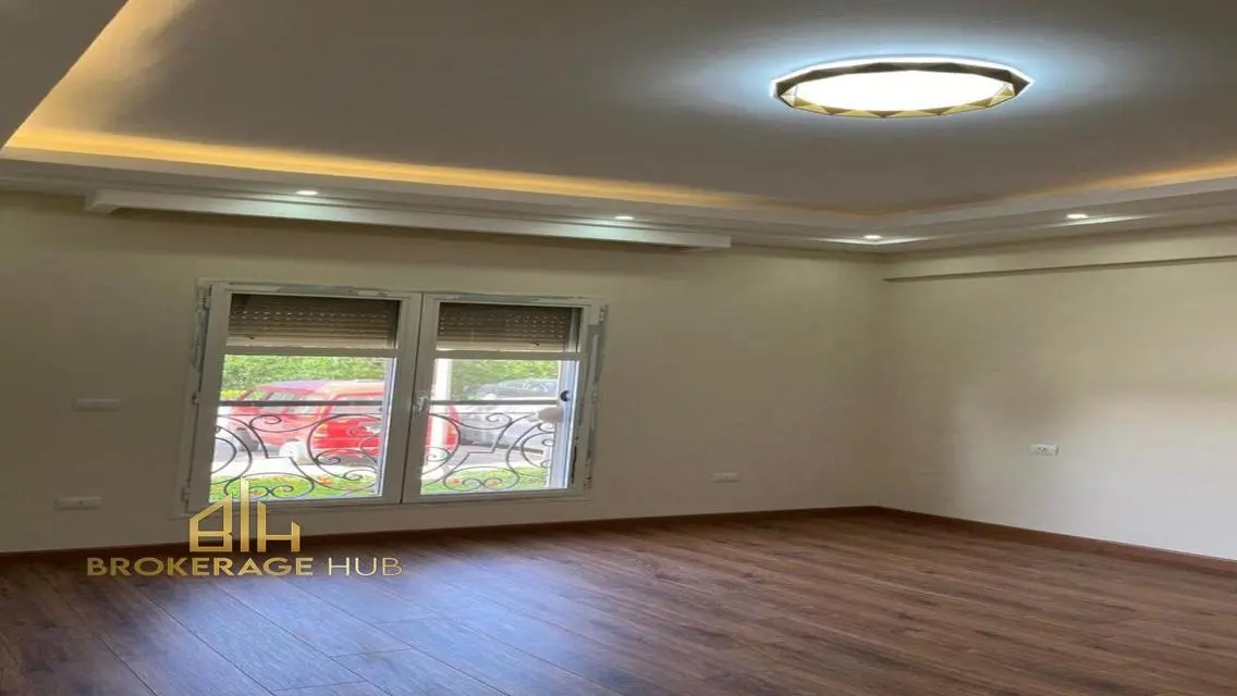 Luxury Apartment with Stunning Lake View