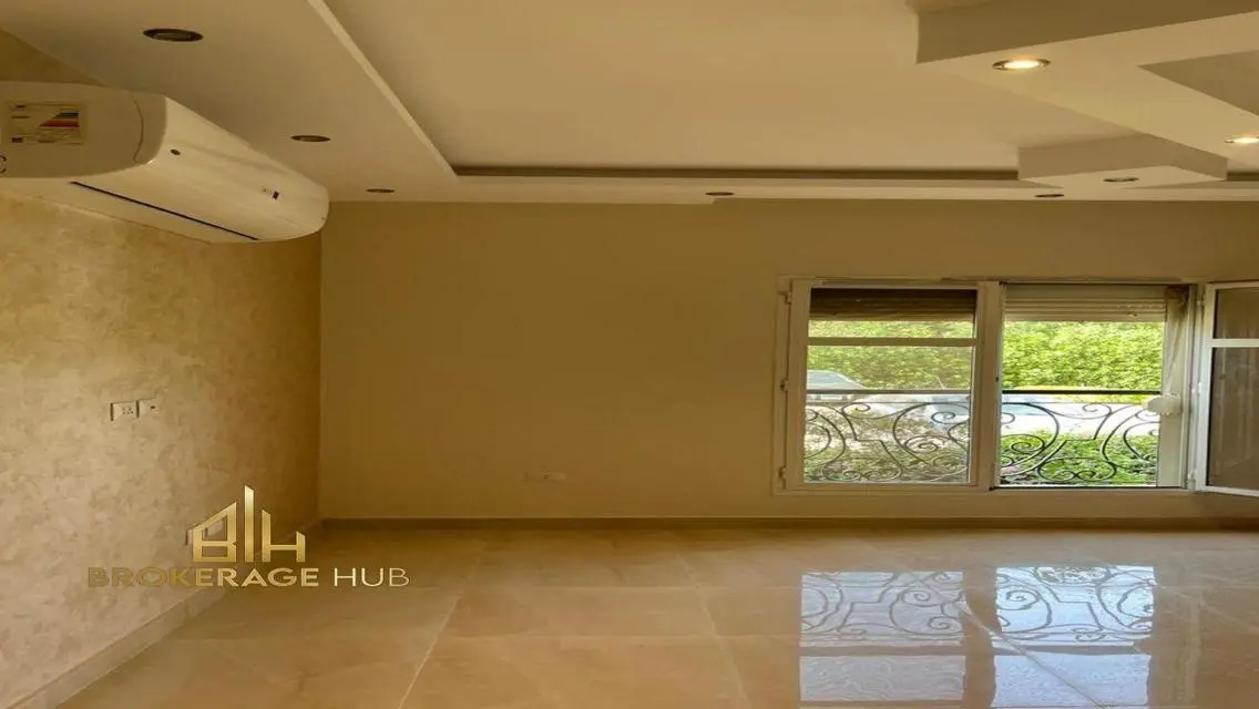 Luxury Apartment with Stunning Lake View