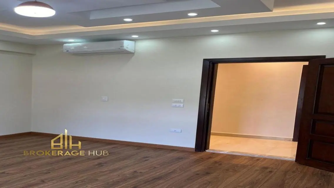 Luxury Apartment with Stunning Lake View