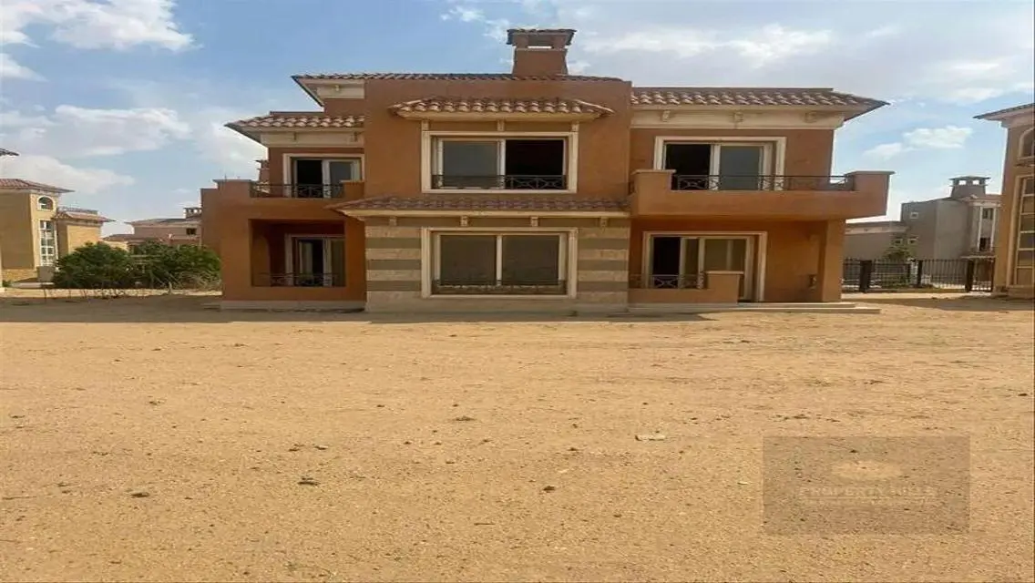 Luxury Villa for Sale by the Lakes with Exceptional Amenities